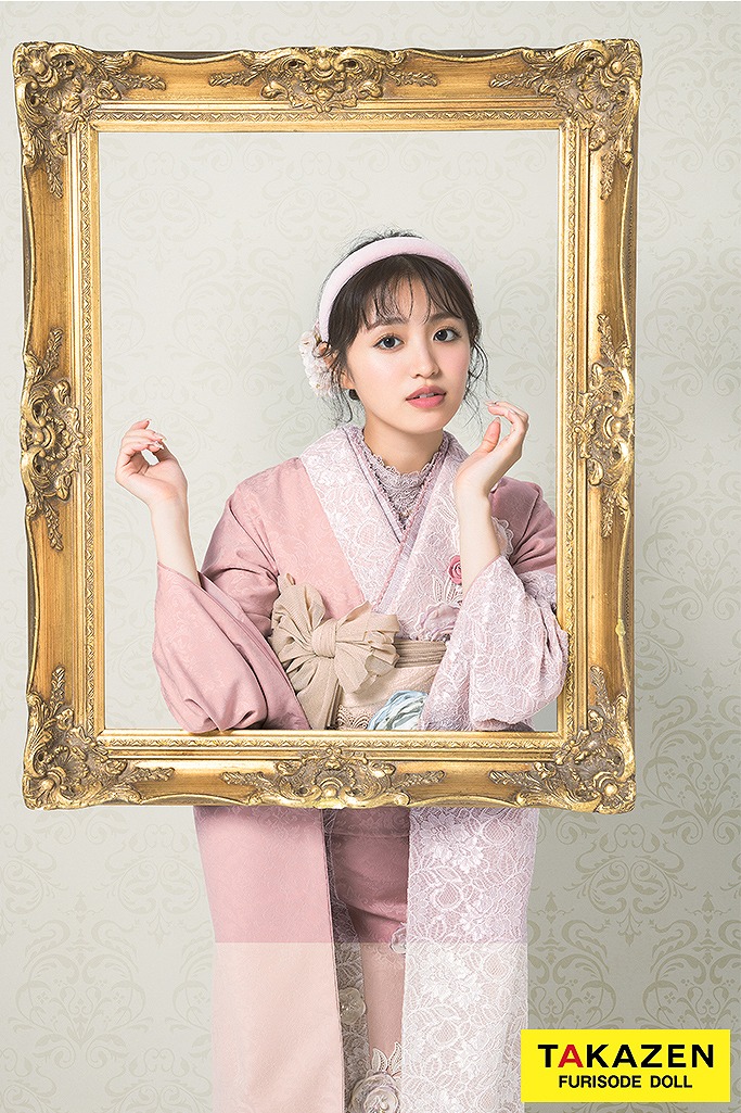 ヘップバーンミニョン　ピンクベージュ　立体花　フレンチガーリー　おしゃれ　かわいい　レースインナー/ブーツコーデ　香音　誰ともかぶらない振袖ネットレンタル　24008