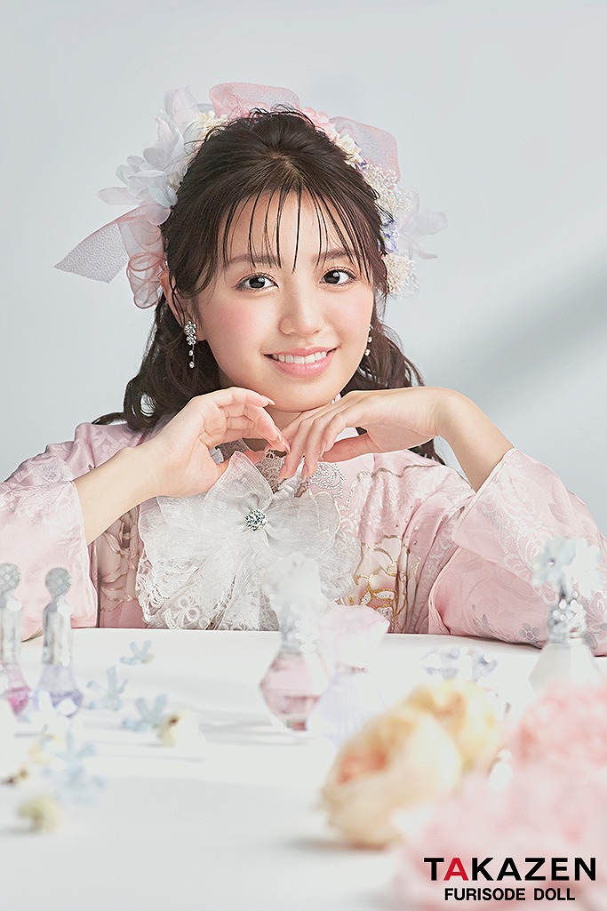 ヘップバーンコスメカラー　ミスティピンク/淡い色　バラ柄/ブーケ柄　フェミニン　かわいい　リボン　キラキラ　香音ちゃん着用振袖ネットレンタル　25001