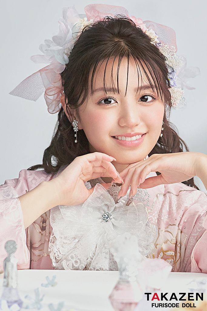 ヘップバーンコスメカラー　ミスティピンク/淡い色　バラ柄/ブーケ柄　フェミニン　かわいい　リボン　キラキラ　香音ちゃん着用振袖ネットレンタル　25001