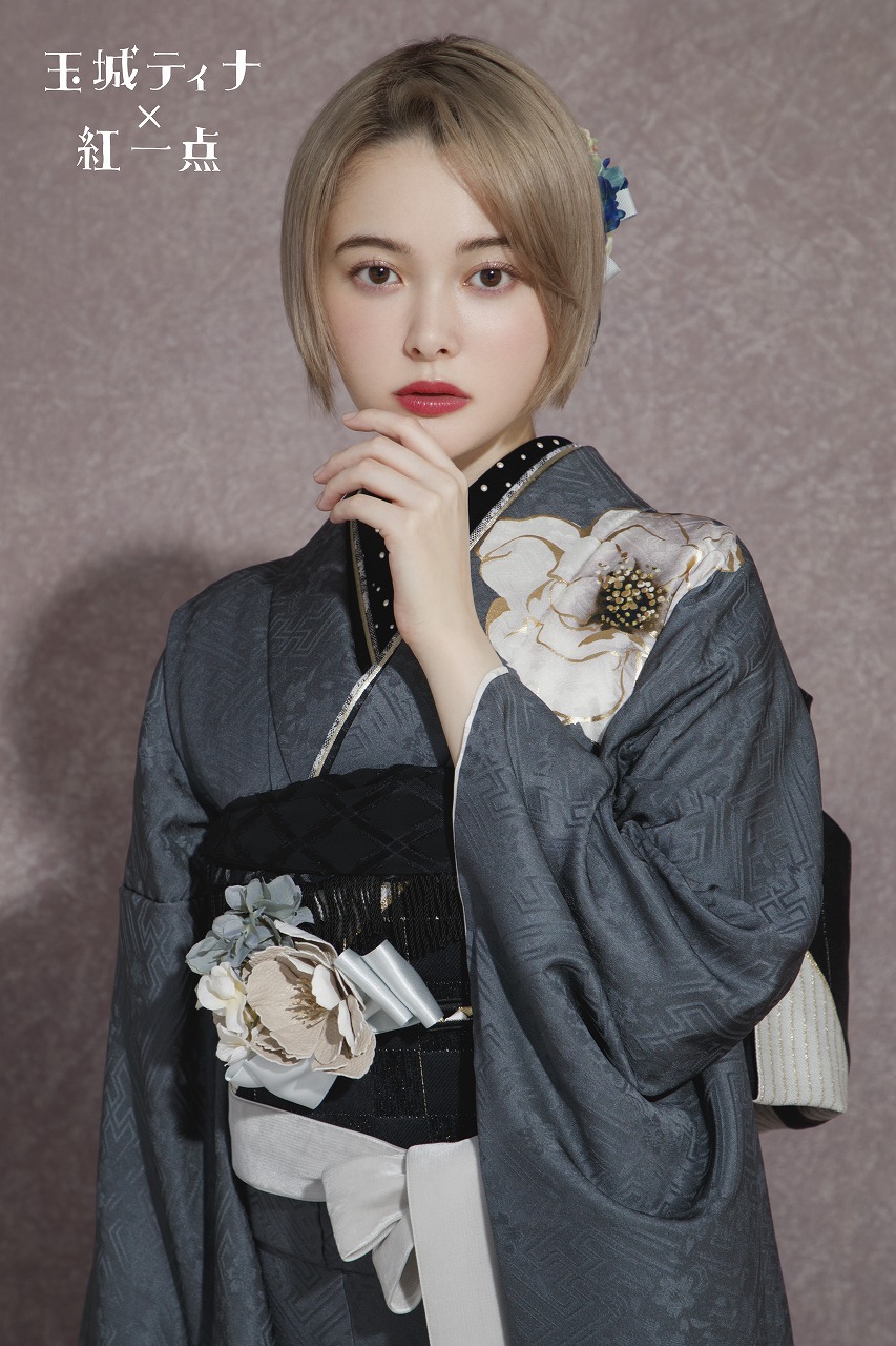 玉城ティナ×紅一点振袖ネットレンタル　グレージュ　柄少ない/ワンポイント　大人っぽい　アンティーク調　シンプル　かっこいい　K294