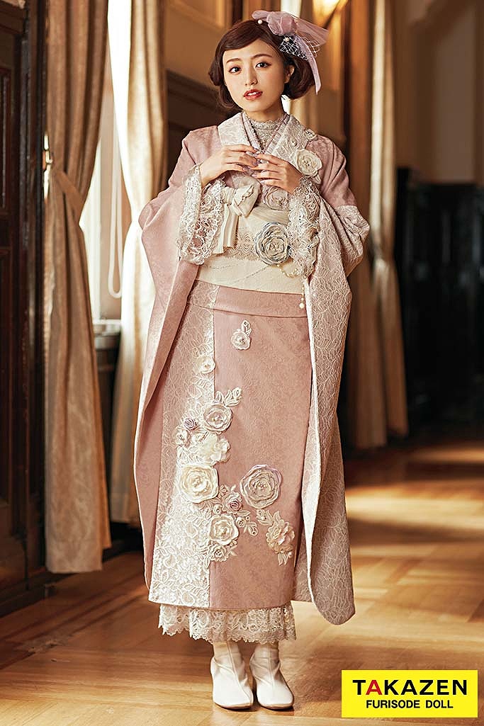 最新作ニューヘップバーン“ミニョン”(かわいい)　ピンクベージュ　立体花　フレンチガーリーおしゃれな振袖　レース小物コーデ　ブーツコーデ　24008