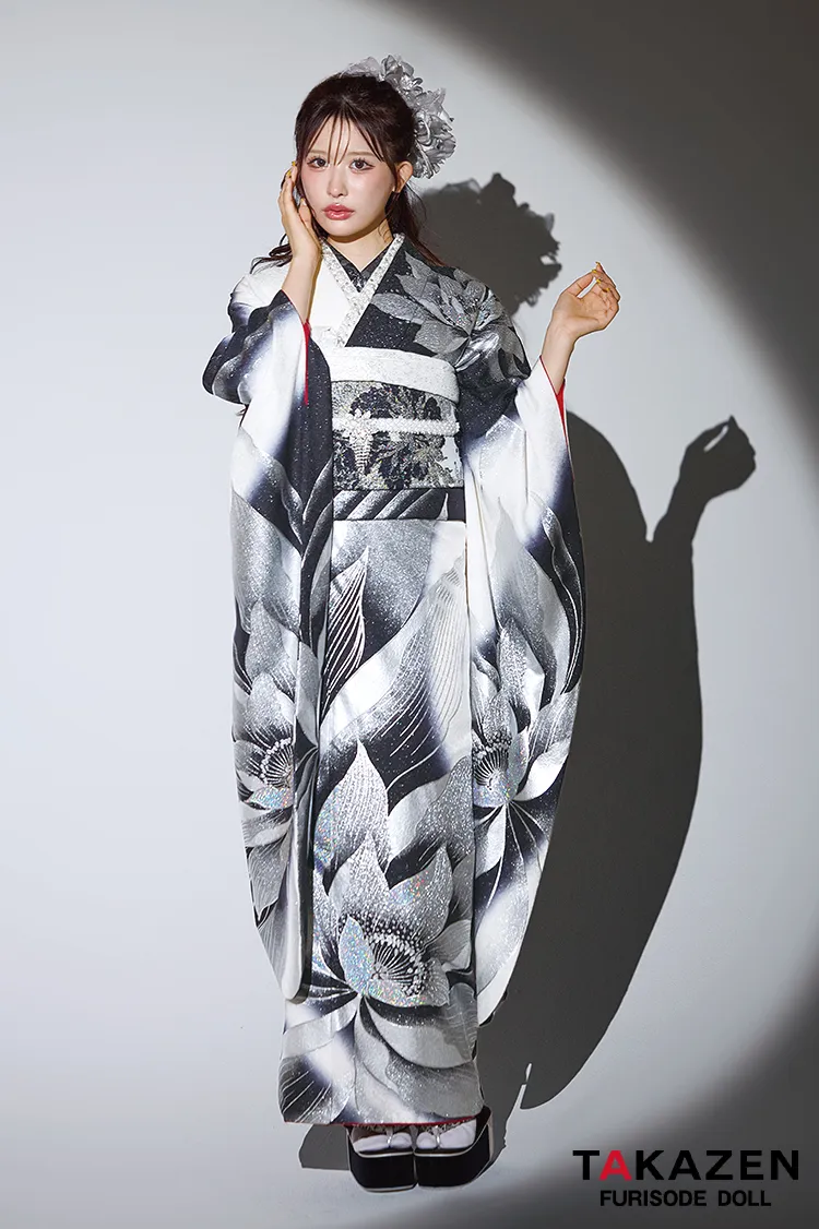 モード　黒/シルバー　牡丹柄/大柄　派手　クール系振袖　キラキラスワロフスキー付き　かっこいい　色っぽい　ギャル　目立つ振袖ネットレンタル　伊藤桃々　24065