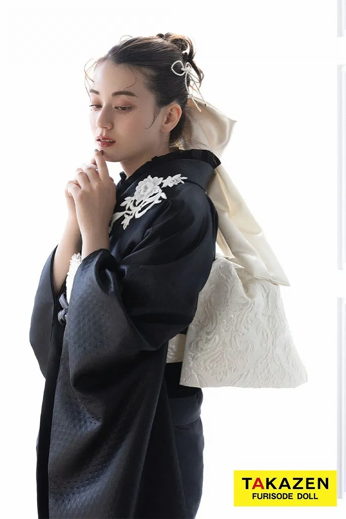 ヴィンテージスタイル　黒　レザー素材　シンプル　大人っぽい　かっこいい　シック　ブーツコーデ　レザー振袖ネットレンタル　K1176　※刺繍が黒になります
