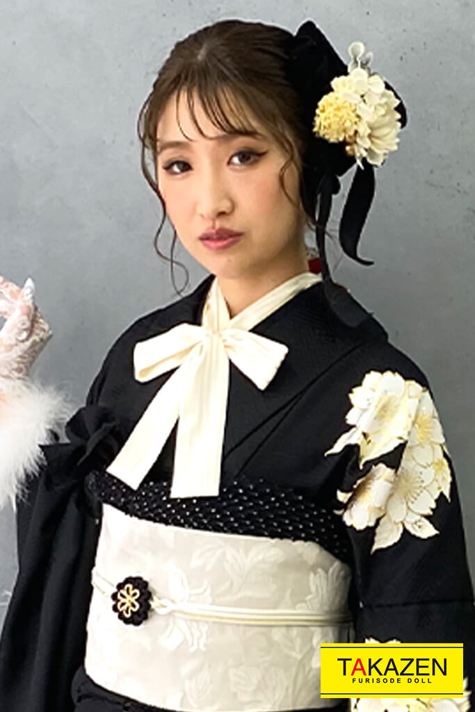 ヴィンテージスタイル　黒/白/黒ベース　小さめ桜柄　大人っぽかわいい　シンプル振袖ネットレンタル　YK174