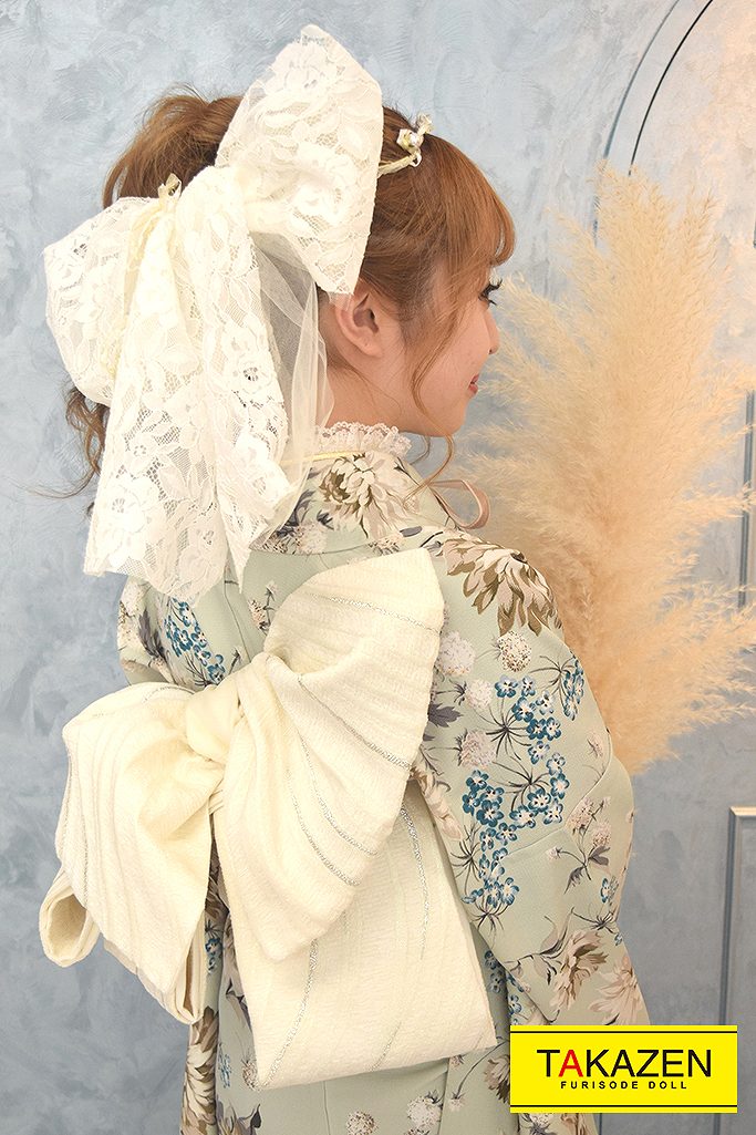 くすみカラーガーリー ミントグリーン 総柄ガーリー振袖 淡い色 レース小物コーデ トレンド お洒落 低身長さんにもおすすめ  K302｜【全国対応】振袖・袴通販レンタルならFURISODE DOLL（フリソデドール）by TAKAZEN|成人式振袖・卒業式袴ECレンタルNo.1