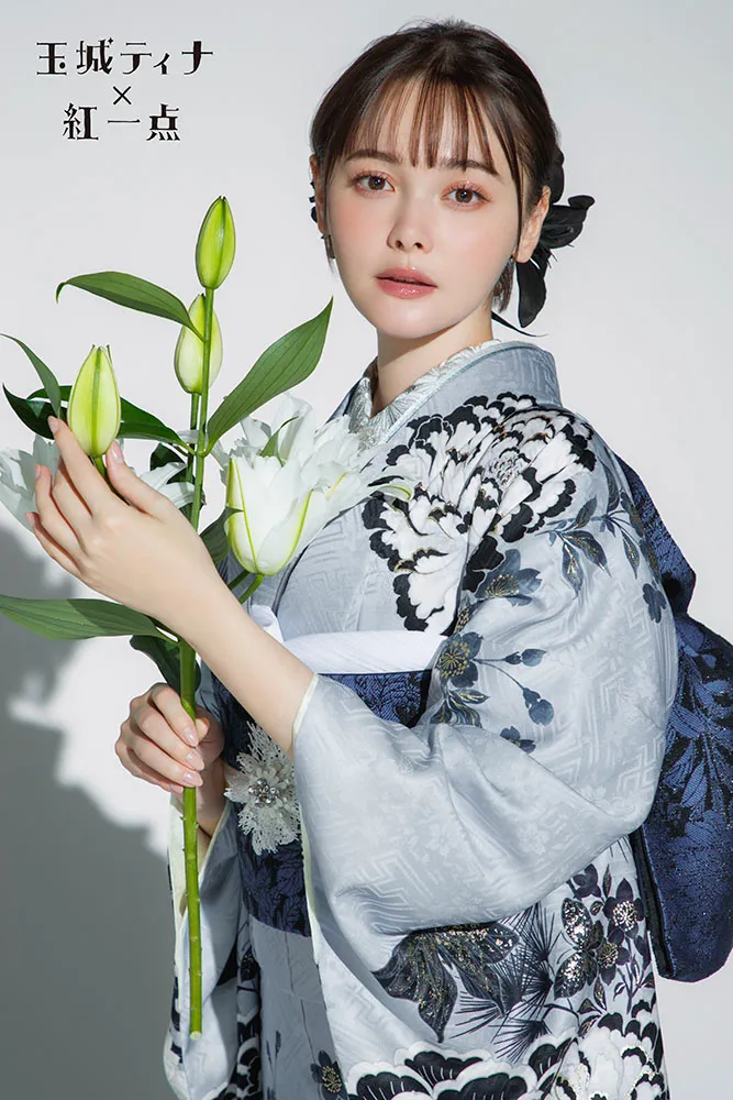 玉城ティナ×紅一点ブランド振袖ネットレンタル　くすみブルー/水色　牡丹柄/流水模様　上品　儚げ　清楚　大人っぽい　K1184