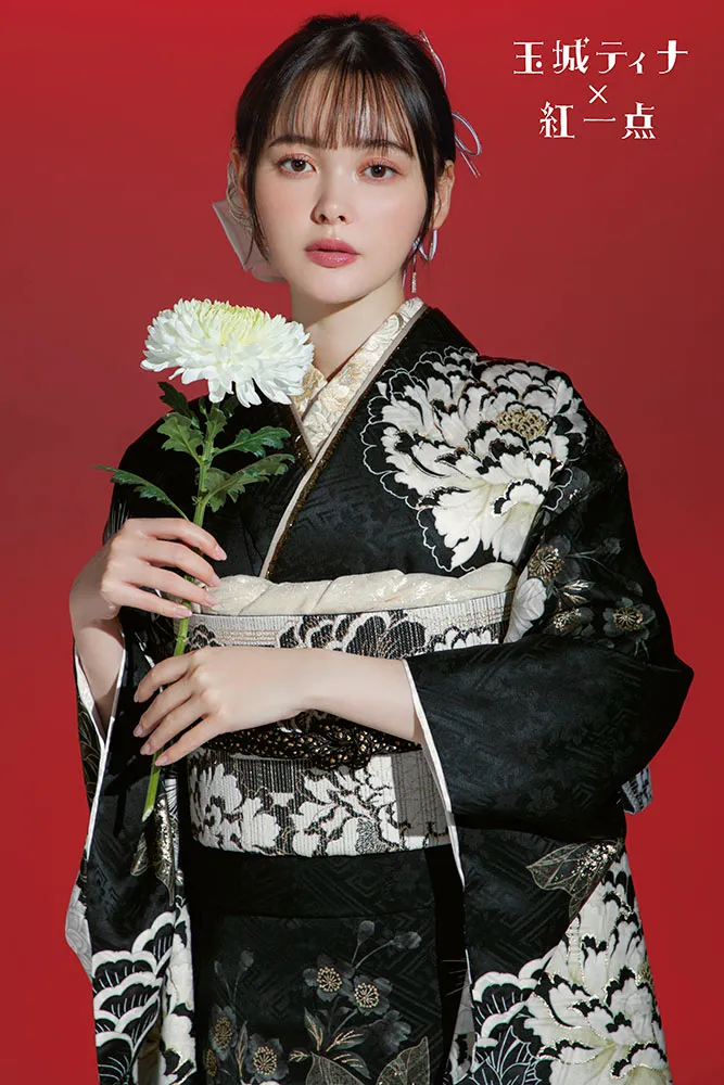 玉城ティナ×紅一点ブランド振袖ネットレンタル　黒　牡丹柄/流水模様　大人っぽい　シック　かっこいい　辛口コーデ　K1185