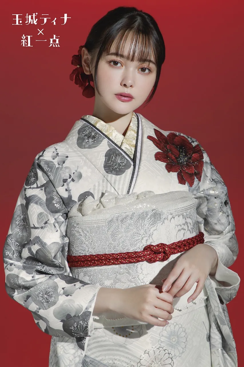 玉城ティナ×紅一点ブランド振袖ネットレンタル　白/赤/白ベース　牡丹柄/桜柄　すっきり　上品　大人っぽい　綺麗　K1178