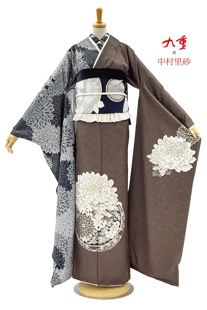 九重×中村里砂振袖ネットレンタル　ブラウン/グレー　菊柄　吉祥文様　大人っぽい　シック　スモーキーカラー　トレンド　片身代わり　K965