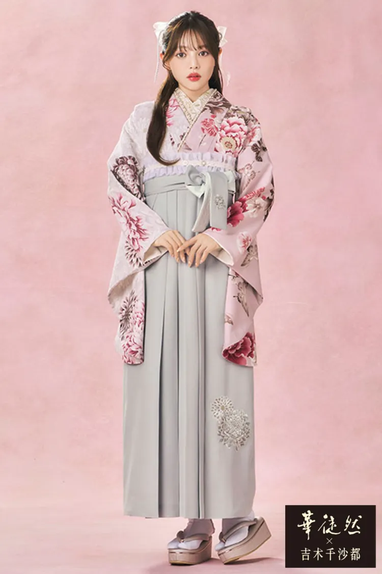 華徒然×吉木千沙都ブランド袴ネットレンタル　ピンク　蝶々柄　おしゃれ　淡い色　かわいい袴の着こなし　R27046