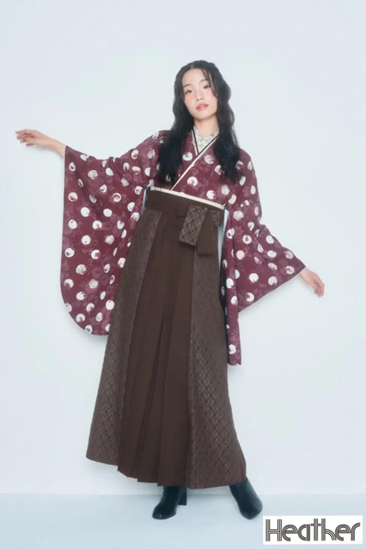 Heatherブランド袴ネットレンタル　エンジ　ドット/カメリア柄　人と被らない袴　ガーリー　かわいい袴　落ち着いた袴　ブーツスタイル　R27031