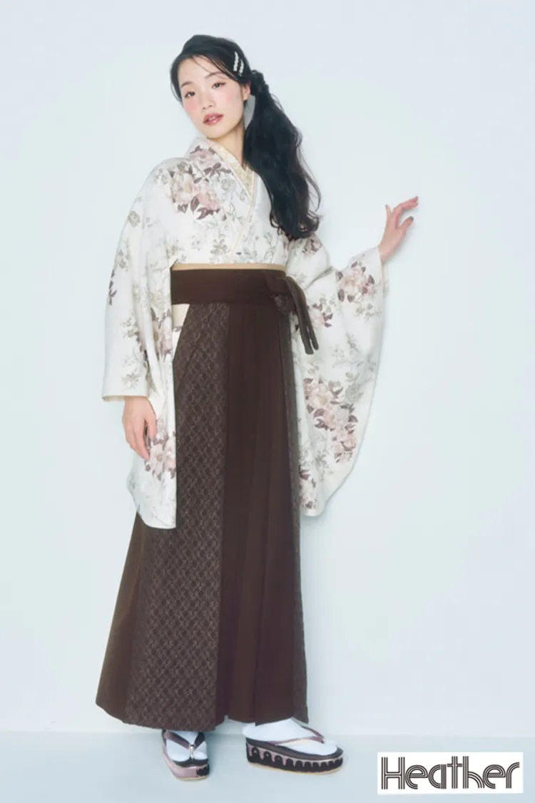Heatherブランド袴ネットレンタル　白/くすみカラー　ボタニカルフラワー　淡い色　ガーリー　透明感のある袴　きれいめ　おしゃれ　R27032