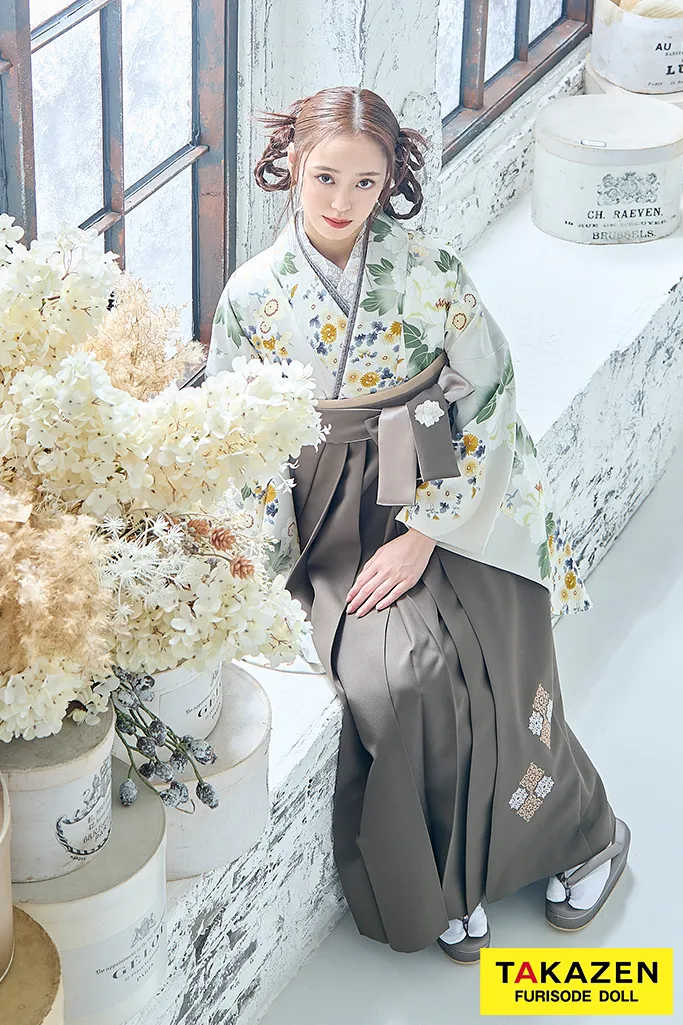くすみカラー古典　アイボリー　牡丹柄/菊柄　かわいらしい　清楚　教員の方にもおすすめ　大人っぽい袴ネットレンタル　R26025