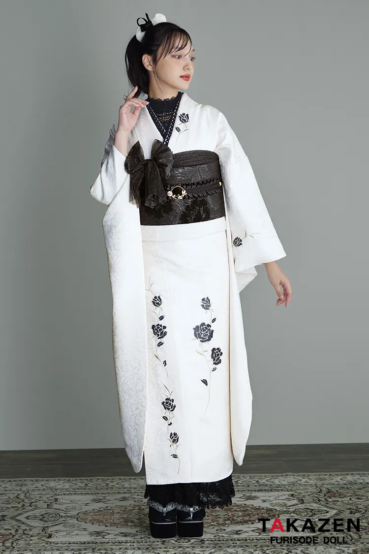 ヴィンテージスタイル　ホワイト/白ベース　ワンポイント刺繍/スパンコール　かぶらない　個性的　おしゃれ振袖　シンプル　レースインナーコーデ振袖ネットレンタル　香川るな　24032