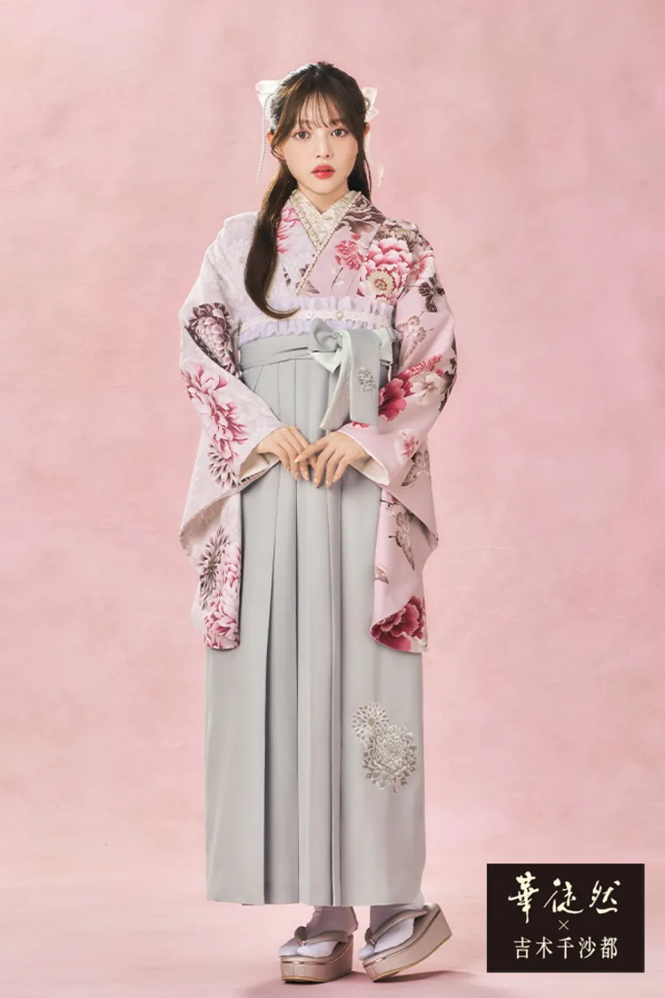 華徒然×吉木千沙都ブランド袴ネットレンタル　ピンク　蝶々柄　おしゃれ　淡い色　かわいい袴の着こなし　R27046