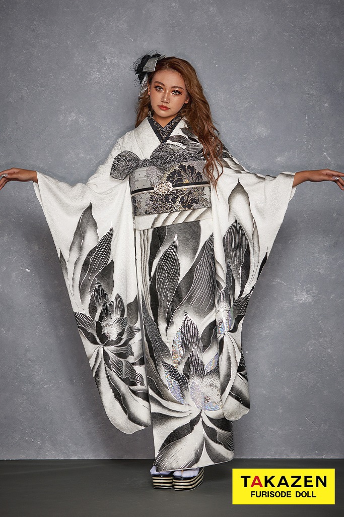 クール系　白/黒　蓮柄/大柄　シンプル　かっこいい　目立つ振袖　グラマラス　スワロフスキー付き　中村りおん　24069