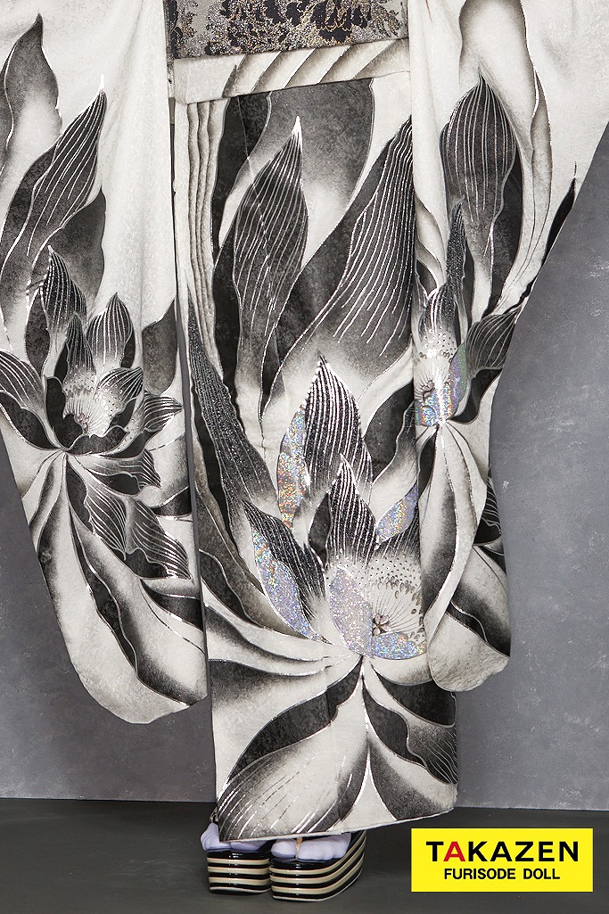 クール系　白/黒　蓮柄/大柄　シンプル　かっこいい　目立つ振袖　グラマラス　スワロフスキー付き　中村りおん　24069