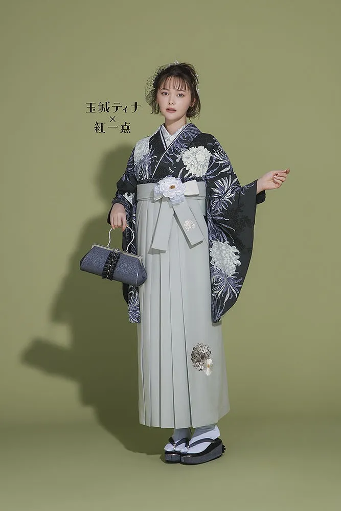玉城ティナ×紅一点最新作振袖ネットレンタル　正統派古典　チャコール/グレー　菊柄　清楚　綺麗　寒色系　ブルべさんにおすすめ　R26067