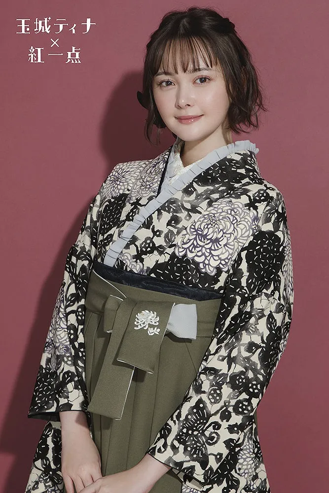 玉城ティナ×紅一点最新作振袖ネットレンタル 正統派古典 黒 菊柄