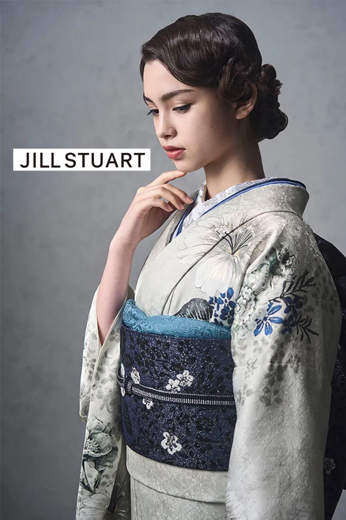 JILL STUARTブランド振袖ネットレンタル　ライトグレー　ピオニー　きれいめ　ヴィンテージスタイル　大人っぽい　シック　スタイリッシュ　K1197