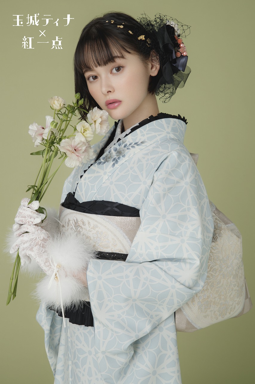 玉城ティナ × 紅一点の振袖-黒｜成人式の新作振袖ご紹介