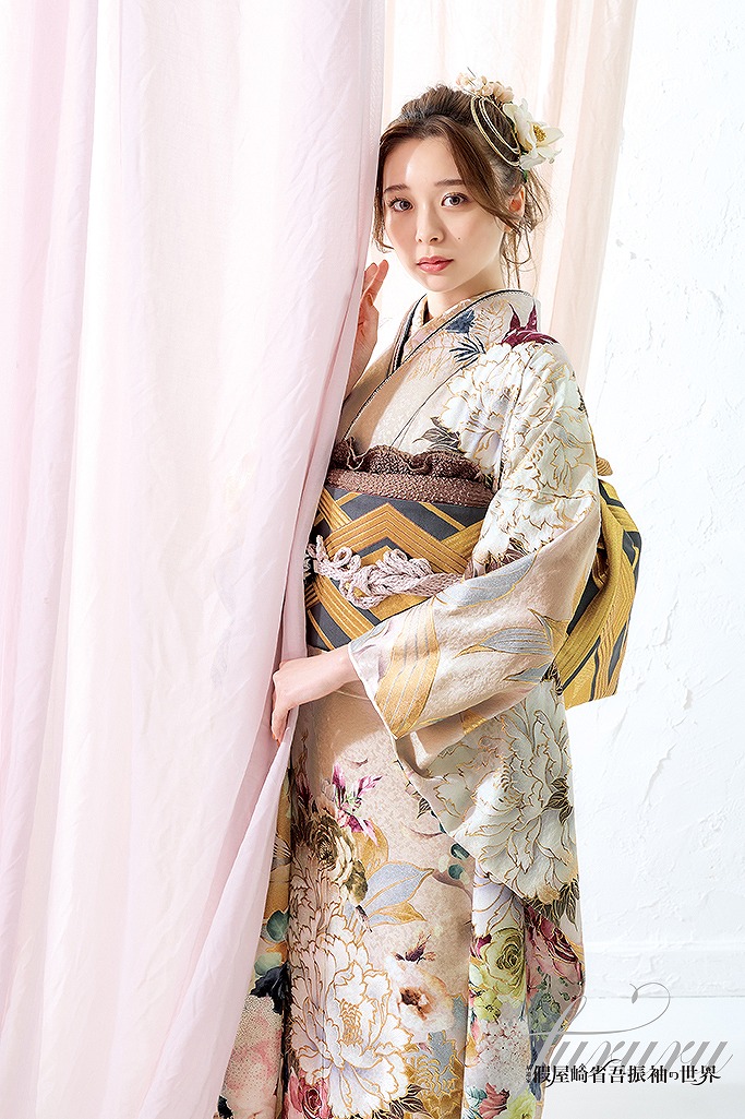 くすみカラー古典　ベージュ/ダスティーカラー　牡丹柄　華やか　珍しい色合い　人気　オシャレ　くすみ系　假屋崎省吾デザイン振袖ネットレンタル　K759