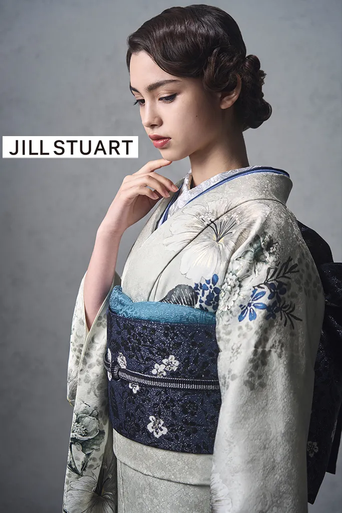 JILL STUARTブランド振袖ネットレンタル　ライトグレー　ピオニー　きれいめ　ヴィンテージスタイル　大人っぽい　シック　スタイリッシュ　K1197