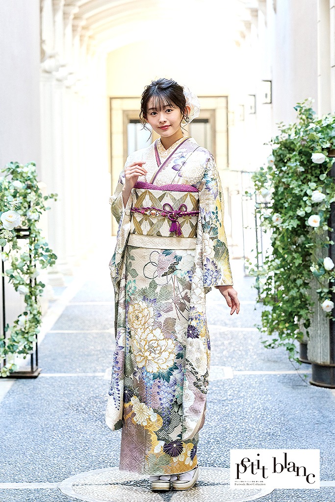 くすみカラー古典 ベージュ 牡丹柄/藤の花柄 淡い色 くすみ系 品のある振袖ネットレンタル K824｜【全国対応】振袖・袴通販レンタルならFURISODE  DOLL（フリソデドール）by TAKAZEN|成人式振袖・卒業式袴ECレンタルNo.1