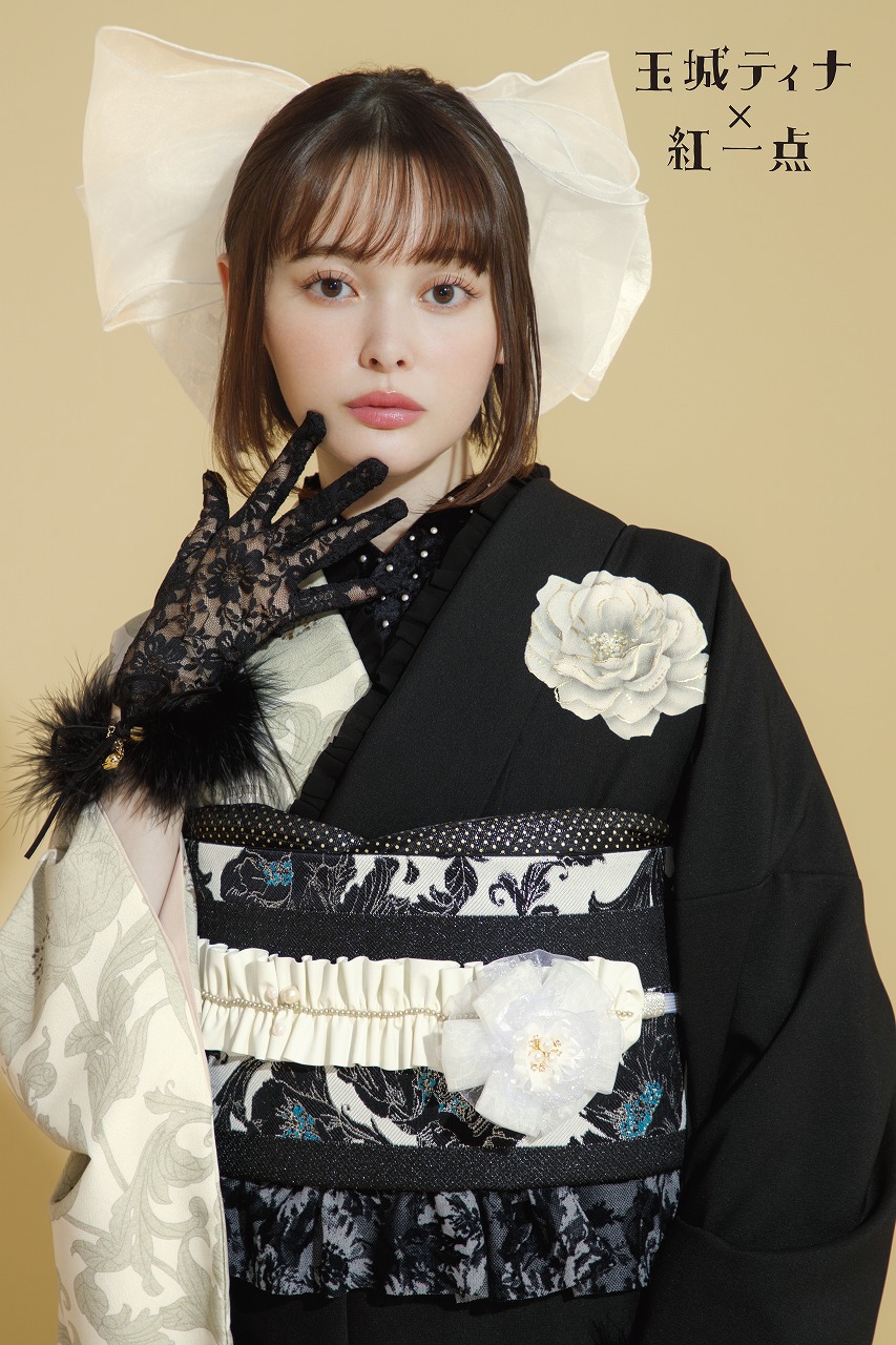 玉城ティナ×紅一点振袖ネットレンタル　黒/白　牡丹柄/洋花　モノトーン　ワンポイント　片身変わり　シンプル　レースコーデ　K793