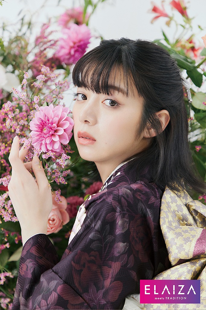 池田エライザ振袖ネットレンタル　ブラウン　牡丹柄/菊柄　柄大き目　かわいい　おしゃれ　落ち着いた着こなし　今どき　K1087