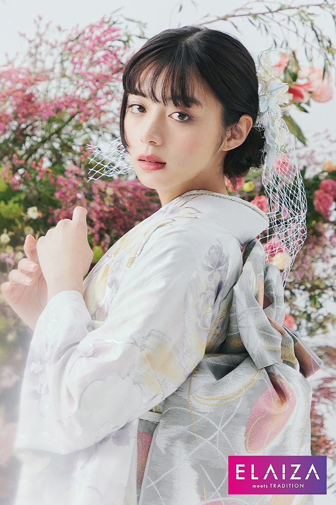 池田エライザ振袖ネットレンタル　白　牡丹/大柄　くすみ系　フェミニン　落ち着いた　品のある　ワントーンコーデ　K1088