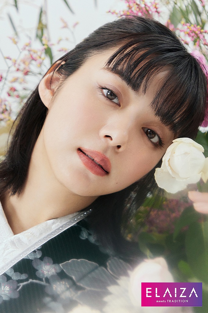 池田エライザ振袖ネットレンタル　黒/白 　牡丹柄　モノトーン　落ち着いた　上品　大人っぽい　シック　かっこいい　K1089