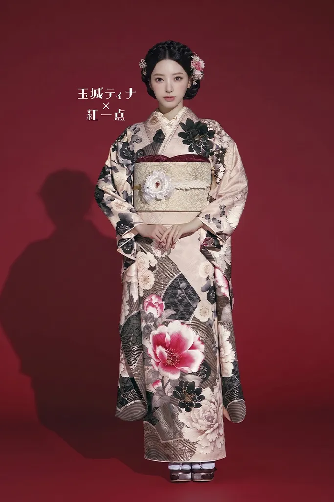玉城ティナ×紅一点ブランド振袖ネットレンタル　ピンクベージュ/くすみ系　牡丹柄/桜柄　人とかぶらない　おしゃれ　やわらかい雰囲気　K1179