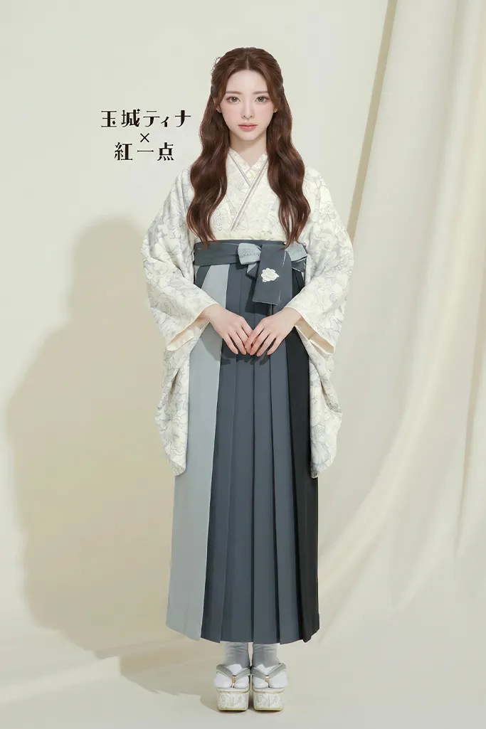 玉城ティナ×紅一点袴ネットレンタル　淡い色/ライトグレー　洋柄/花柄　くすみ系　淡い色　統一感のある袴　R24075