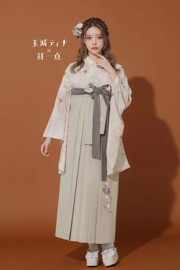 玉城ティナ×紅一点袴ネットレンタル　ベージュ/薄ピンク　菊柄　くすみカラー　おしゃれ　レトロ　統一感　　R22018