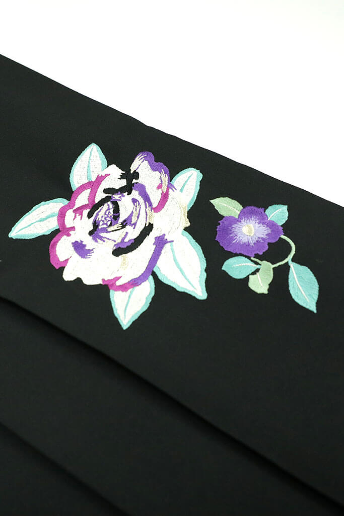 モード系　白/黒/ブルー(青色)　人気派手目立つ袴ネットレンタル(クール薔薇柄)　R21005