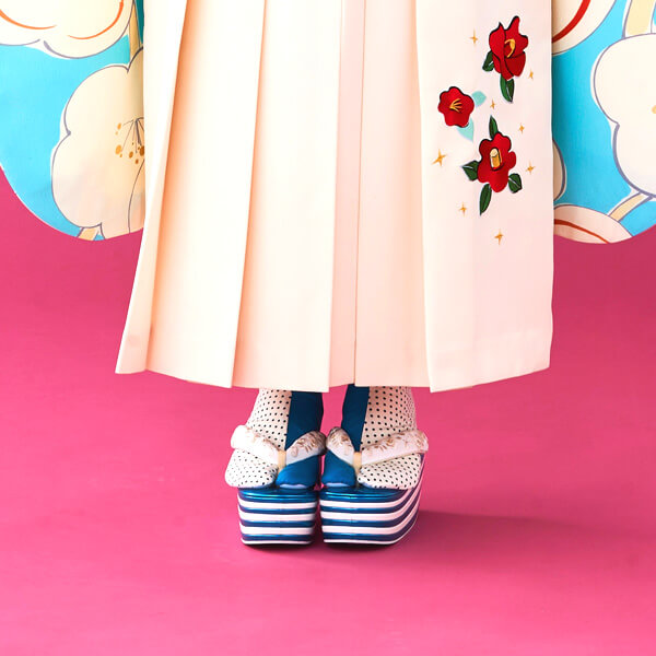 成人式振袖 卒業式袴 通販大人気柄足袋 レトロモダン かわいい 白 ブルー 青色 全国対応 振袖レンタルならフリソデドール 成人式振り袖 卒業式袴レンタルno 1