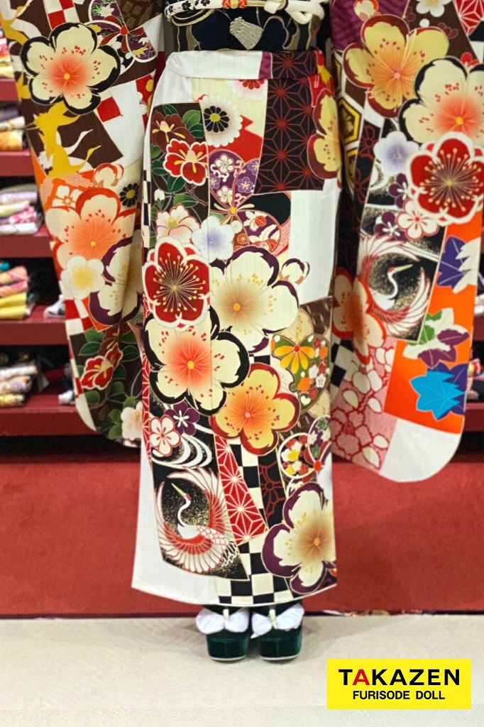 特別価格！レトロ古典　白/赤/白地　梅柄/毬柄　華やか　目立つ色使い　ポップ　破格値振袖ネットレンタル　M3