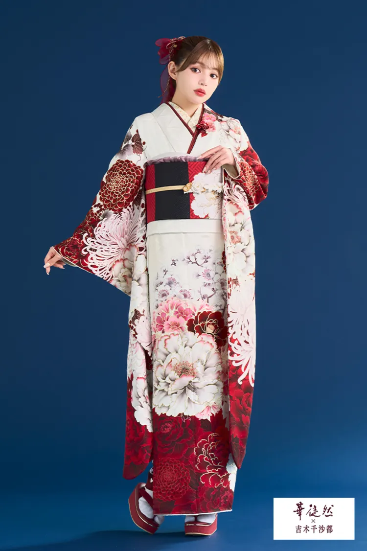 華徒然×吉木千沙都振袖ネットレンタル　白赤　牡丹柄/蘭菊柄　華やかで目立つ振袖をお探しの方におすすめ　高身長さんにおすすめの大柄振袖　K1357