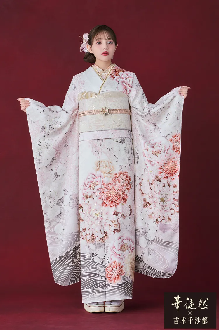 華徒然×吉木千沙都振袖ネットレンタル　白/ピンク　牡丹柄/菊柄　　かわいい　くすみカラー　きれいめ　FURISODE DOLLオリジナルカラー　統一感のある着こなし　K1272
