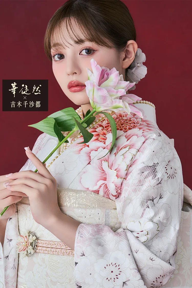 華徒然×吉木千沙都振袖ネットレンタル　白/ピンク　牡丹柄/菊柄　　かわいい　くすみカラー　きれいめ　FURISODE DOLLオリジナルカラー　統一感のある着こなし　K1272