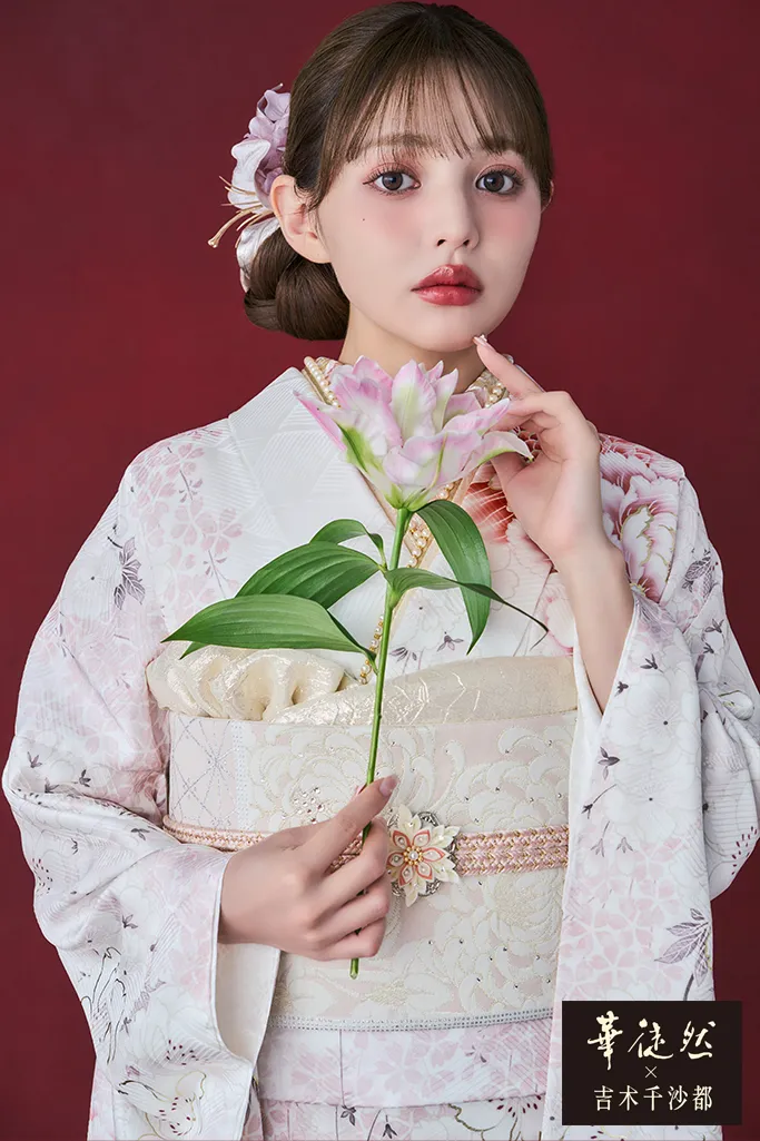 華徒然×吉木千沙都振袖ネットレンタル　白/ピンク　牡丹柄/菊柄　　かわいい　くすみカラー　きれいめ　FURISODE DOLLオリジナルカラー　統一感のある着こなし　K1272