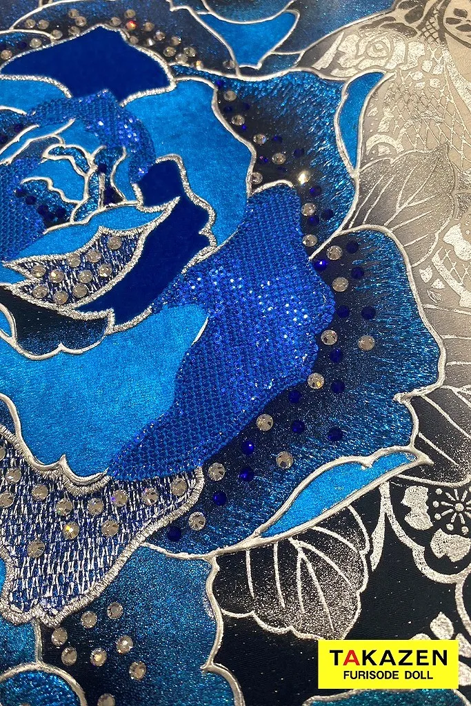 クール系　ブルー(青)/白/黒　薔薇柄　高級　派手　一番目立つ　キラキラ振袖　豪華　スワロフスキー付き　柄多い　かっこいい　今井アンジェリカ　21051