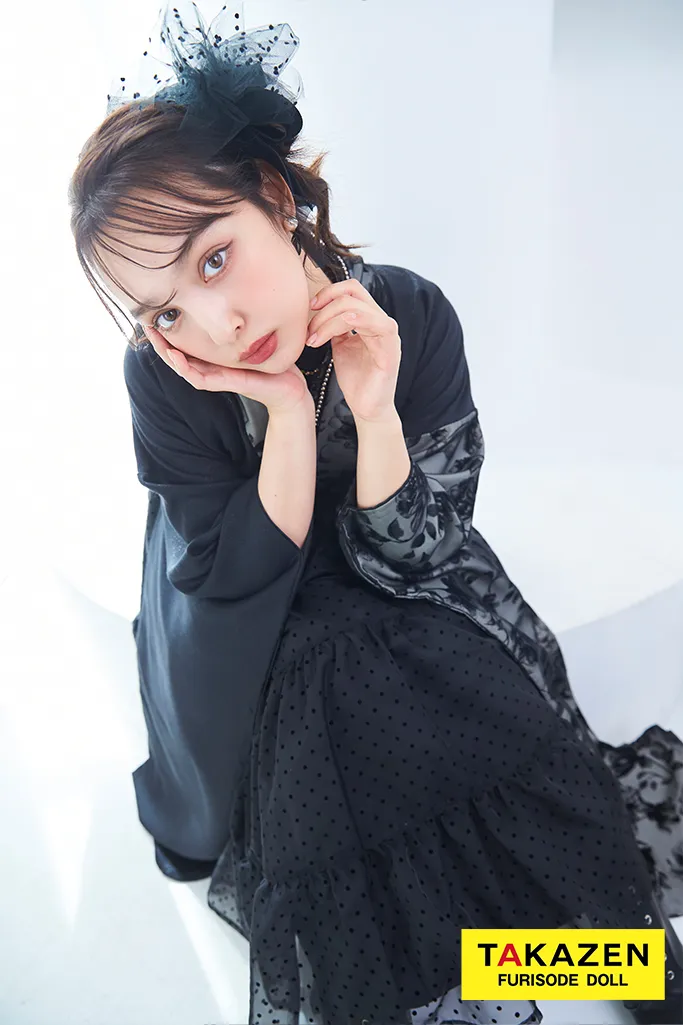 ヴィンテージスタイル袴　黒/ブラック　ラメ入り生地/フロッキー生地　おしゃれ　スタイリッシュ　リボン付きドレス袴ネットレンタル　香川るな　LH4