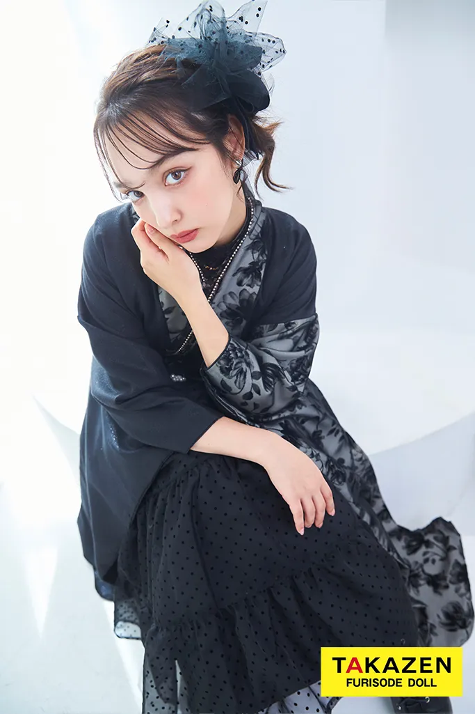 ヴィンテージスタイル袴　黒/ブラック　ラメ入り生地/フロッキー生地　おしゃれ　スタイリッシュ　リボン付きドレス袴ネットレンタル　香川るな　LH4