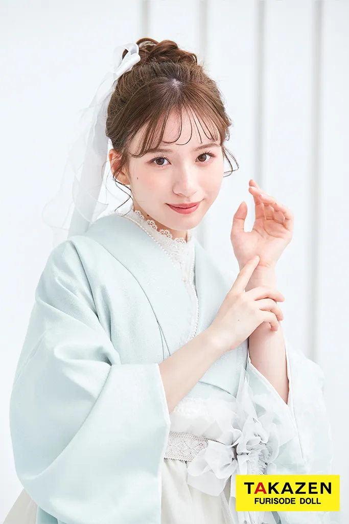 ヴィンテージスタイル袴　水色　スカッとした色合い　ラメ入り生地/フロッキー生地　おしゃれ　かわいい　お花付きドレス袴ネットレンタル　白宮みずほ　LH5