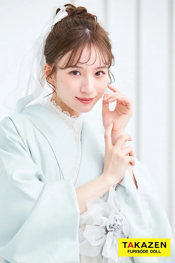 ヴィンテージスタイル袴　水色　スカッとした色合い　ラメ入り生地/フロッキー生地　おしゃれ　かわいい　お花付きドレス袴ネットレンタル　白宮みずほ　LH5