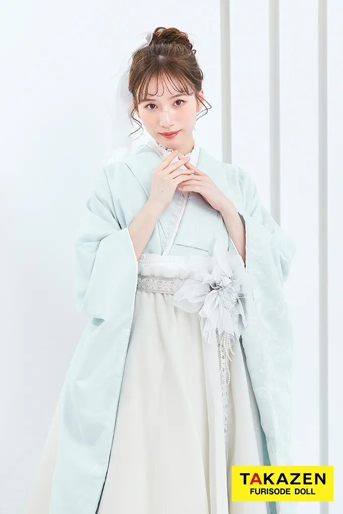 ヴィンテージスタイル袴　水色　スカッとした色合い　ラメ入り生地/フロッキー生地　おしゃれ　かわいい　お花付きドレス袴ネットレンタル　白宮みずほ　LH5