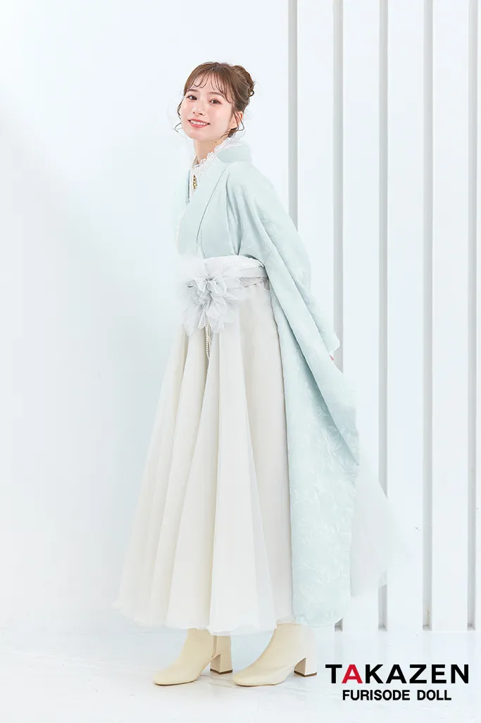 ヴィンテージスタイル袴　水色　スカッとした色合い　ラメ入り生地/フロッキー生地　おしゃれ　かわいい　お花付きドレス袴ネットレンタル　白宮みずほ　LH5