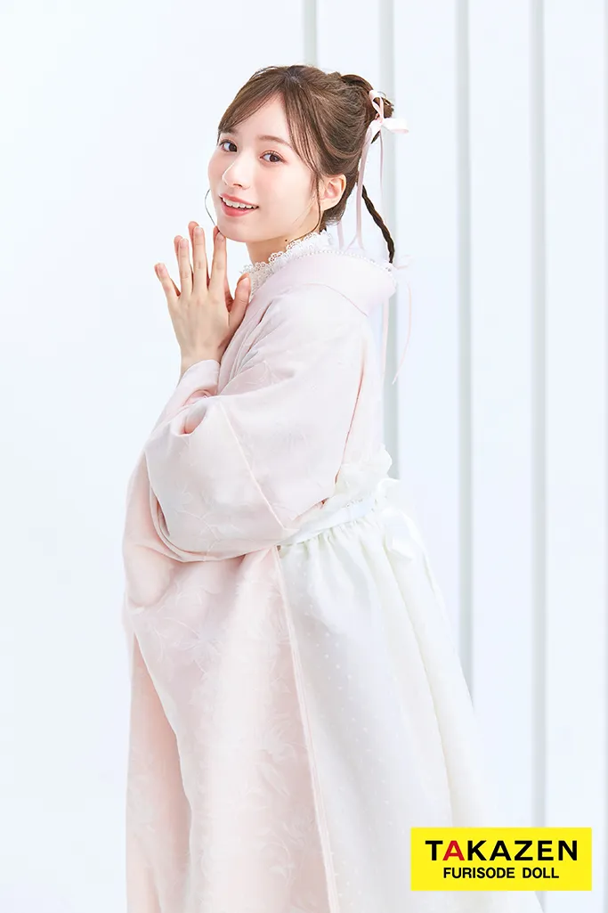 ヴィンテージスタイル袴　ピンク　淡い色　ラメ入り生地/フロッキー生地　おしゃれ　かわいい　リボン付きドレス袴ネットレンタル　白宮みずほ　LH6